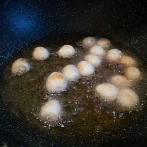  锅里放油，油6成热的时候，下鹌鹑蛋，中小火慢慢炸，小心哦，有时蛋皮会发出啵啵的声音，有点吓人，