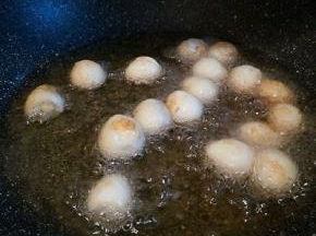  锅里放油，油6成热的时候，下鹌鹑蛋，中小火慢慢炸，小心哦，有时蛋皮会发出啵啵的声音，有点吓人，