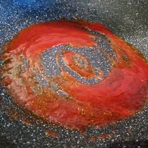 锅里放一点点底油，加刚才拌好的料，中火炒，