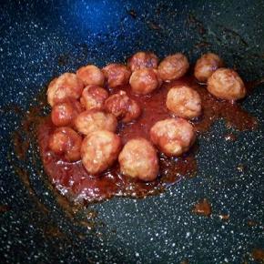 等到起小泡泡了，加炸好的鹌鹑蛋翻炒，让酱汁均匀的裹上就可以，