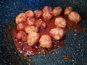 等到起小泡泡了，加炸好的鹌鹑蛋翻炒，让酱汁均匀的裹上就可以，