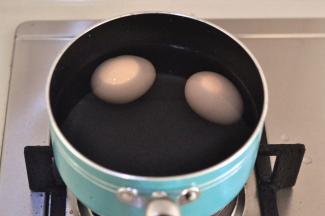 将鸡蛋煮熟去蛋白。