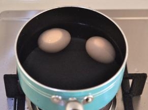 将鸡蛋煮熟去蛋白。
