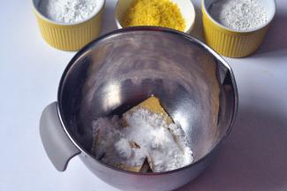 黄油提前室温软化，加入糖粉和盐。