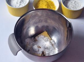 黄油提前室温软化，加入糖粉和盐。