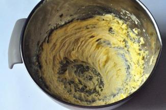 打发至黄油体积膨大，有清晰纹路。