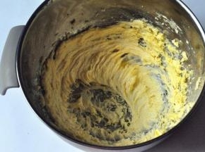 打发至黄油体积膨大，有清晰纹路。