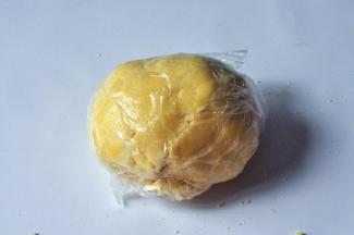 用手揉成面团，放进冰箱冷藏1个小时。