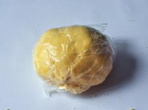 用手揉成面团，放进冰箱冷藏1个小时。