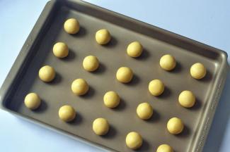 取出冷藏好的面团，分成均等的小圆球。