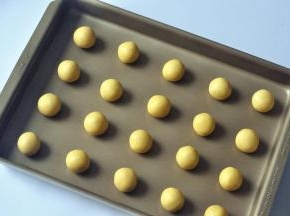 取出冷藏好的面团，分成均等的小圆球。