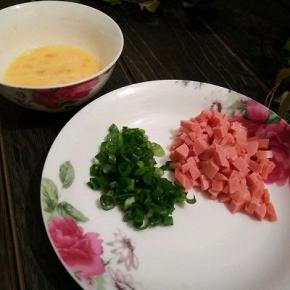 火腿肠，葱，切丁，鸡蛋打散，