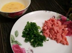 火腿肠，葱，切丁，鸡蛋打散，