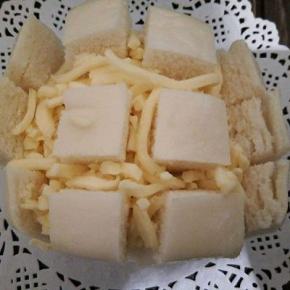 馒头横竖各切3刀，不要切断，放入奶酪，