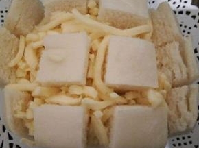 馒头横竖各切3刀，不要切断，放入奶酪，