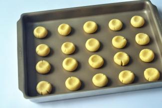 用大拇指按扁圆球。