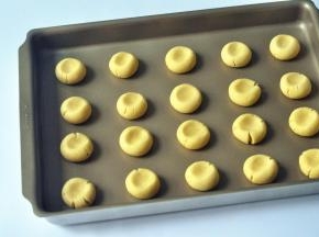 用大拇指按扁圆球。