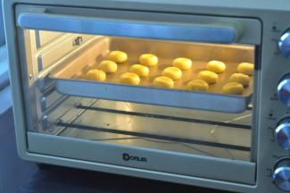 放入提前预热好的烤箱170度，15-18分钟，表面上色即可。