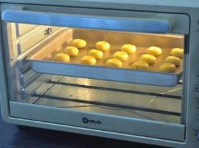 放入提前预热好的烤箱170度，15-18分钟，表面上色即可。