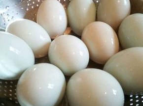 通风地方晾干鸭蛋表面水份，