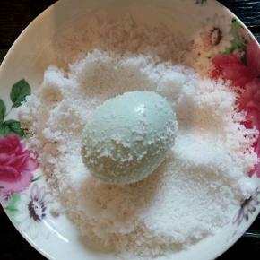 鸭蛋白酒碗里滚一圈，