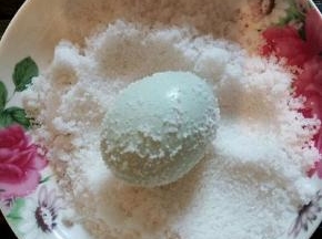 鸭蛋白酒碗里滚一圈，