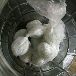 装入干净的玻璃坛子，盖好盖子，放阴凉地方30-45天就可以吃了，