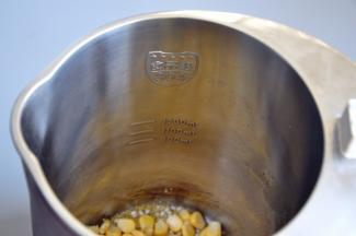 将材料洗净后倒入破壁豆浆机中