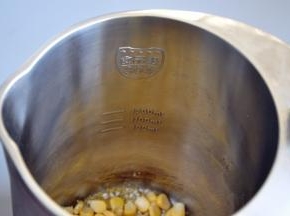 将材料洗净后倒入破壁豆浆机中