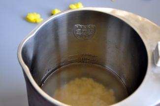 将水盖住最低水位线，这样刚好是一家三口的量。