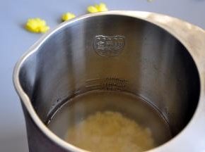 将水盖住最低水位线，这样刚好是一家三口的量。