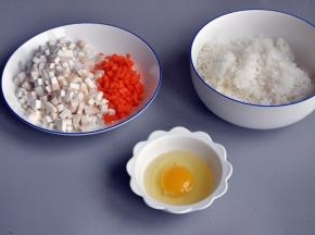准备材料，杏鲍菇、胡萝卜切小丁，由于是孩子吃的，米饭是新鲜煮，比平常的饭煮的略硬一点。