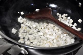 锅中放油，油热油，倒入杏鲍菇丁，大火翻炒几下。