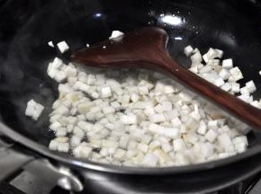 锅中放油，油热油，倒入杏鲍菇丁，大火翻炒几下。