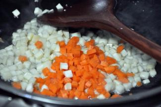 倒入胡萝卜丁继续翻炒。