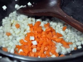 倒入胡萝卜丁继续翻炒。