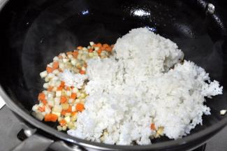 倒入米饭，中火继续翻炒散开