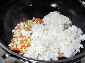 倒入米饭，中火继续翻炒散开