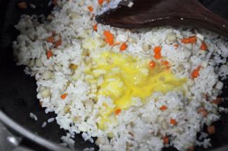 倒入打散的蛋黄，翻炒均匀。