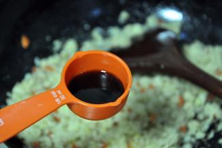 加入酱油勺，酱油可根据自己的口味适当增加，（关于酱油，一定要选择生抽，否则炒出来的颜色会很深。）翻炒均匀后即可出锅。
