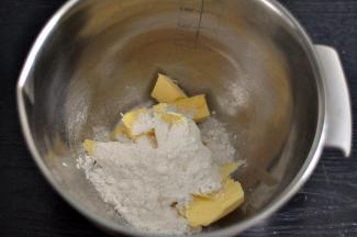 黄油提前室温软化，加入糖粉。