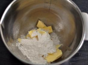 黄油提前室温软化，加入糖粉。