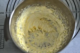 打发至黄油体积膨大，有清晰纹路