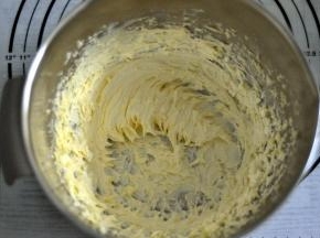 打发至黄油体积膨大，有清晰纹路