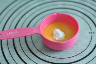 将蛋液混合2克香草粉，用天然香草荚味道会更好。