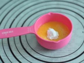 将蛋液混合2克香草粉，用天然香草荚味道会更好。