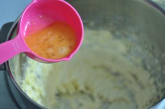 将混合液倒入打发的黄油中。