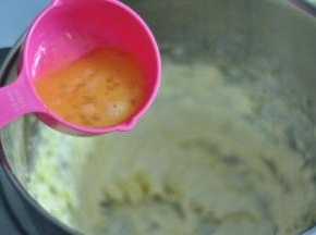 将混合液倒入打发的黄油中。