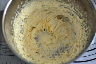 继续打发到蛋液与黄油完全融合。