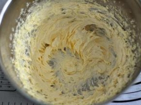 继续打发到蛋液与黄油完全融合。